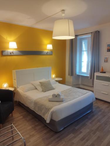 Ένα ή περισσότερα κρεβάτια σε δωμάτιο στο Hôtel Les Thermes
