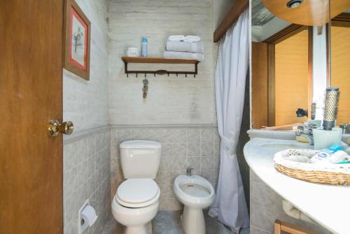 モンテビデオにあるBungalow in Our Gardenのトイレと洗面台のある小さなバスルーム