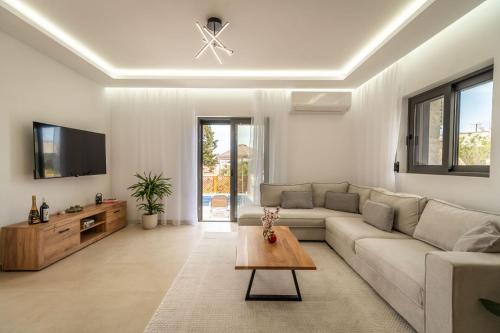 Телевизор и/или развлекательный центр в Villa Blini by PosarelliVillas