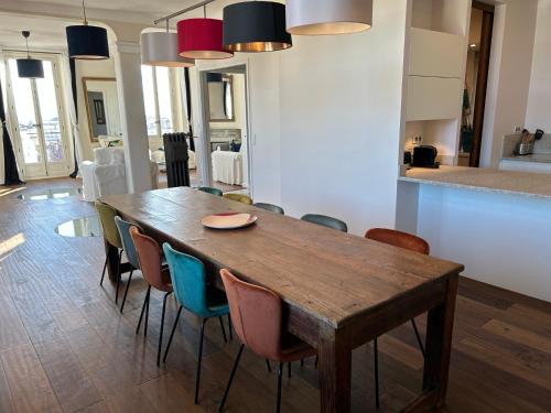 - une table et des chaises en bois dans l'établissement Spacieux proche Palais Festival, à Cannes