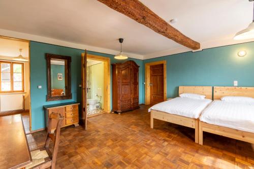 a bedroom with two beds and a blue wall at Gasthof Saalborn in Neusaalborn
