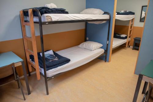 Кровать или кровати в номере Simplon Hostel