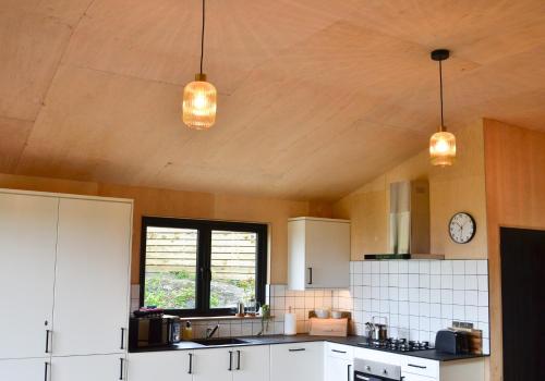 Dapur atau dapur kecil di Cosy hideaway nestled between Aberporth & Tresaith