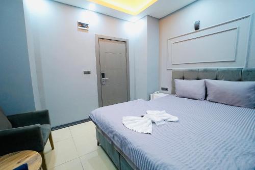 Ένα ή περισσότερα κρεβάτια σε δωμάτιο στο Cevas Suite Hotel