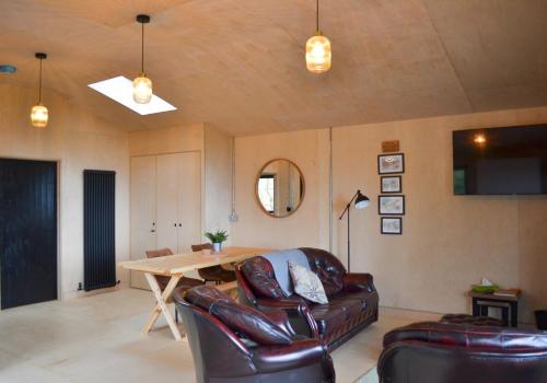 Televisyen dan/atau pusat hiburan di Cosy hideaway nestled between Aberporth & Tresaith