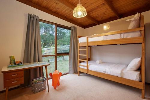 Dormitorio con litera, escritorio y escritorio en Seaside Retreat in Rye, Cozy 3-BR Home, en Rye