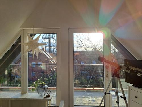 a person standing in front of a window with a camera at Ferienwohnung Sternschnuppe in Dülmen