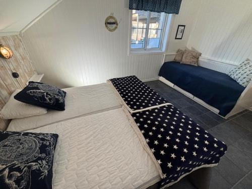 a bedroom with two beds in a room at Logi & Bastu in Käringön