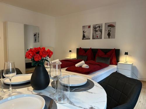 Katil atau katil-katil dalam bilik di Deluxe Studio im Zentrum von Bregenz "Roses Are Red"