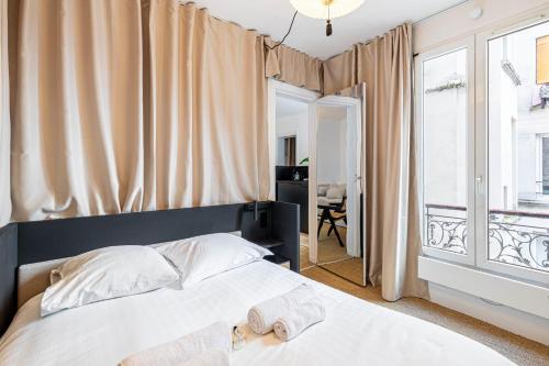 une chambre avec un lit avec deux serviettes dessus dans l'établissement Flexliving - T2 - Crozatier, à Paris