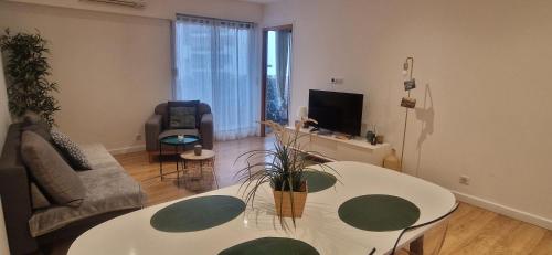 un salon avec un canapé et une table dans l'établissement Centre de Nice - Musiciens - Maréchal - Balcon 500m Promenade des Anglais, à Nice