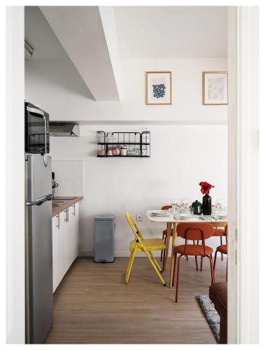 une cuisine et une salle à manger avec une table et des chaises dans l'établissement Beau 3P à 20m du métro et 20 min du cœur de Paris, aux Lilas