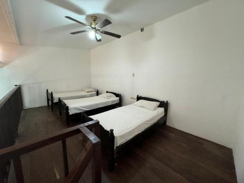 Ένα ή περισσότερα κρεβάτια σε δωμάτιο στο Hotel Real Granada