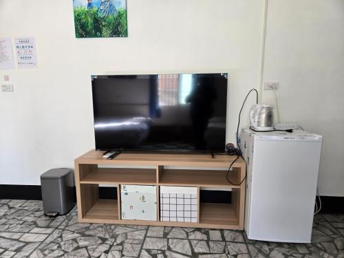 a flat screen tv sitting on top of a entertainment center at 高鐵中彰309民宿 in Changhua City