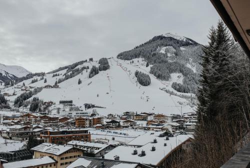 een stad met een skipiste op een berg bij Appartement Conrad in Saalbach Hinterglemm