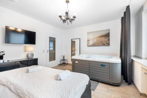 a bedroom with two beds and a tub and a sink at Urban Retreat Apartment - Whirpool - Top Lage in Cologne