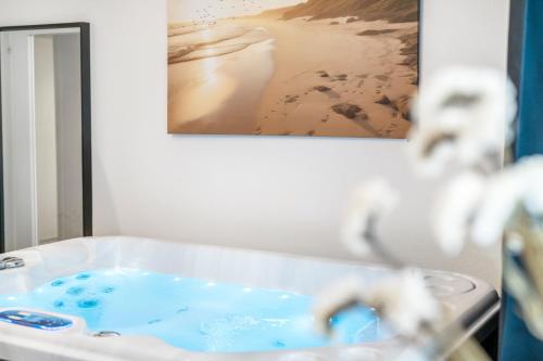 a bathroom with a sink and a bath tub at Urban Retreat Apartment - Whirpool - Top Lage in Cologne