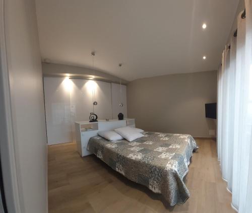 une chambre avec un lit avec deux oreillers dessus dans l'établissement Bel appartement 140m2, terrasse au calme 20m2, à Reims