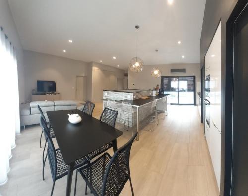 une cuisine et une salle à manger avec une table et des chaises dans l'établissement Bel appartement 140m2, terrasse au calme 20m2, à Reims