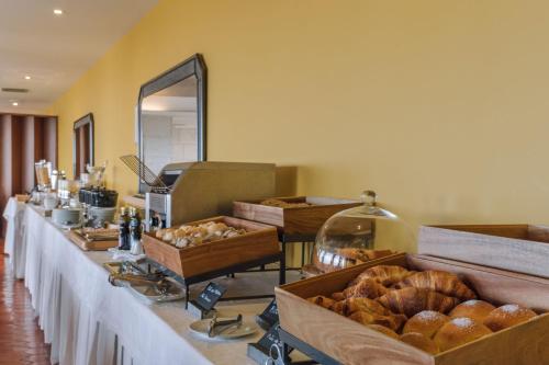 Sao Felix Hotel Hillside & Nature في بوفوا دي فارزيم: طابور البوفيه انواع كثيره من الخبز