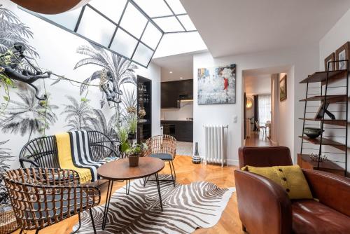 - un salon avec un tapis zébré dans l'établissement Lidia by Terrys Homes, au Cannet