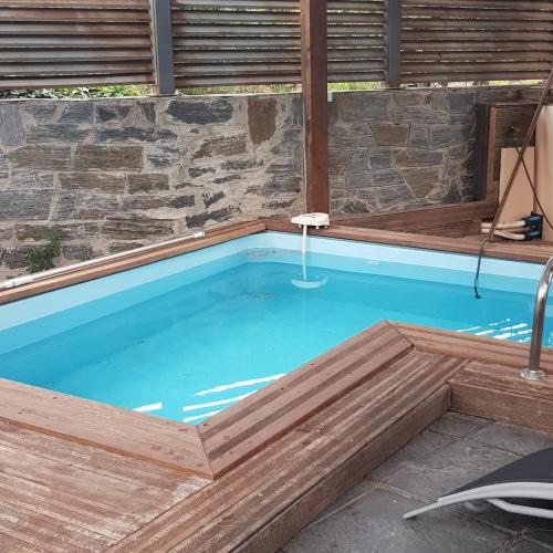 - une piscine entourée d'une terrasse en bois dans l'établissement la Cigale, à Collioure