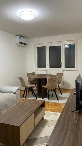 Una sala de estar con un sofá y un piano. en Modern City Apartment, en Bitola