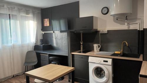 Η κουζίνα ή μικρή κουζίνα στο Appartement T1 proche de VULCANIA