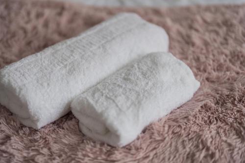 dos trozos de malvaviscos blancos sentados en una manta en Entire home in Staffordshire, en Stafford