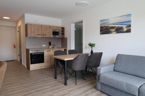 a living room with a table and a couch at MEIN MOTEL - Self Check-in in Oberndorf am Neckar