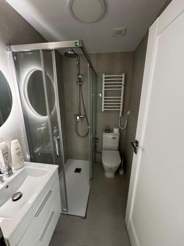 a bathroom with a shower and a toilet and a sink at Apartament PREMIUM in Torrevieja