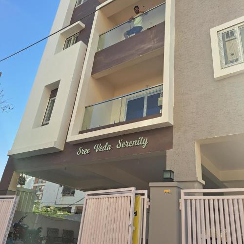 un edificio con un cartel que dice que es seguridad de lobo en Jhanu's Home 1, en Gundipet