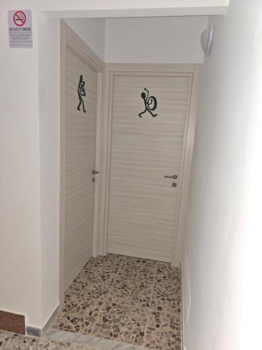 a hallway with a door with two people on it at THAT'S LOVE Fiumicino Jazz in Fiumicino