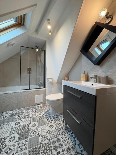 La salle de bains est pourvue d'une douche, de toilettes et d'un lavabo. dans l'établissement Apartemment Place Delta Malo Plage, à Dunkerque