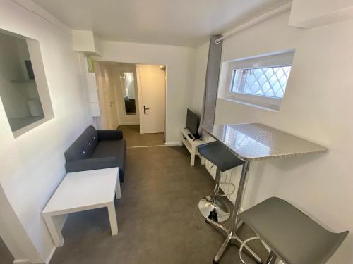 un salon avec un canapé et une table dans l'établissement Séjour au cœur du centre, proche de la République - 138, à Rouen