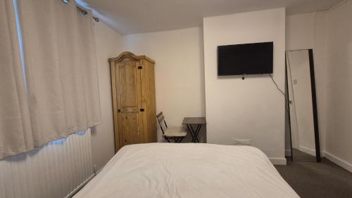 Katil atau katil-katil dalam bilik di Beautiful Double Room In Acton, West London