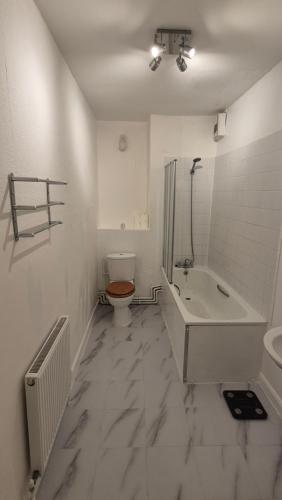 Bilik mandi di Beautiful Double Room In Acton, West London
