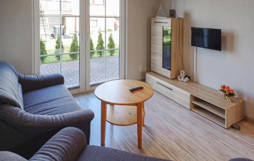 un salon avec un canapé et une table dans l'établissement Holiday Home Mölschower Weg Y, à Trassenheide