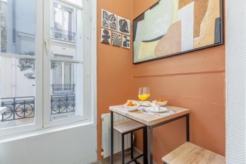 une petite table dans une pièce avec une fenêtre dans l'établissement Cozy Studio Paris Centre Montparnasse - II, à Paris