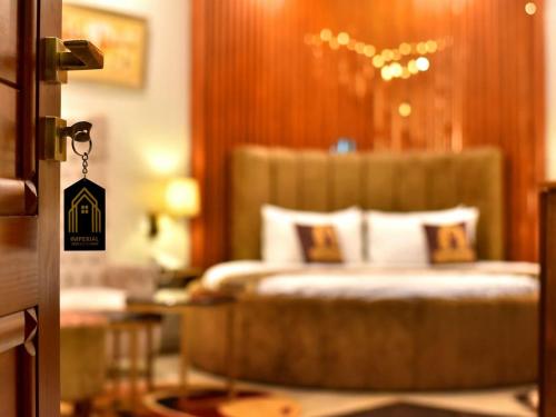 Un ou plusieurs lits dans un hébergement de l'établissement Imperial Suites