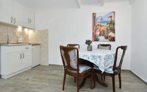 Кухня или мини-кухня в One bedroom apartment Old town
