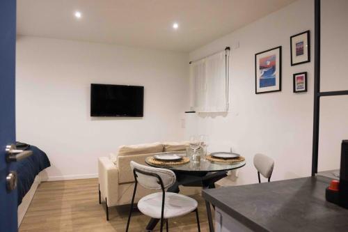 a living room with a table and a couch at GUESTROOM Cosy in Arcueil in Arcueil