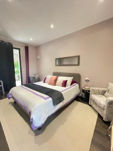 une chambre avec un grand lit et un canapé dans l'établissement Mas Tareau la Syrah, à Beaucaire