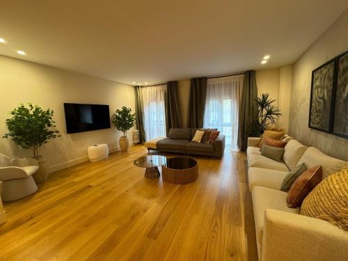 a living room with a couch and a table at Alonso Quijano in Alcalá de Henares