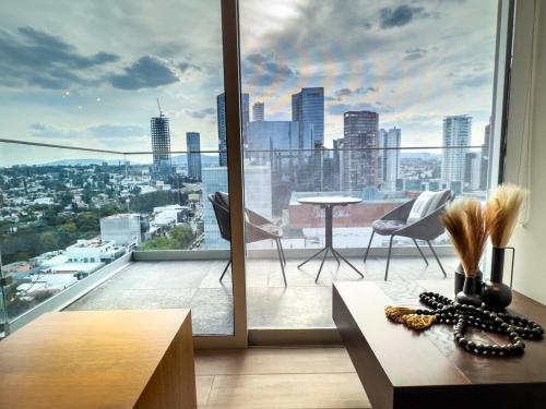 a room with a large window with a view of a city at Lobby33 Andares Lujoso Departamento in Guadalajara