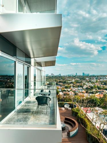 a balcony with a view of a city at Lobby33 Andares Lujoso Departamento in Guadalajara