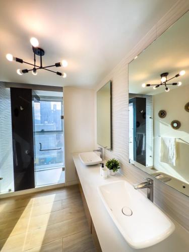 a bathroom with a sink and a large mirror at Lobby33 Andares Lujoso Departamento in Guadalajara