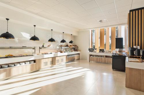 Una gran cocina con un horno de leña. en Hotel Best Front Maritim, en Barcelona