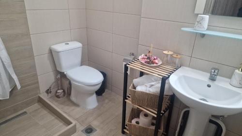 Bilik mandi di Bamboo rooms