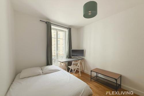 une chambre avec un lit, un bureau et une fenêtre dans l'établissement Boucry - Charming and Bright One-Bedroom Apartment in the Heart of the 18th, à Paris